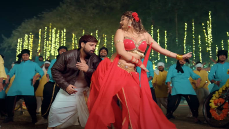 सोफे पर लेटकर शर्ट के बटन खोल अक्षरा सिंह ने दिए पोज, तस्वीरों ने इंटरनेट पर मचाया बवाल