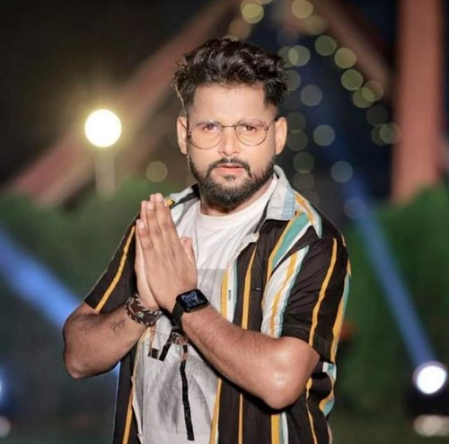 सोफे पर लेटकर शर्ट के बटन खोल अक्षरा सिंह ने दिए पोज, तस्वीरों ने इंटरनेट पर मचाया बवाल