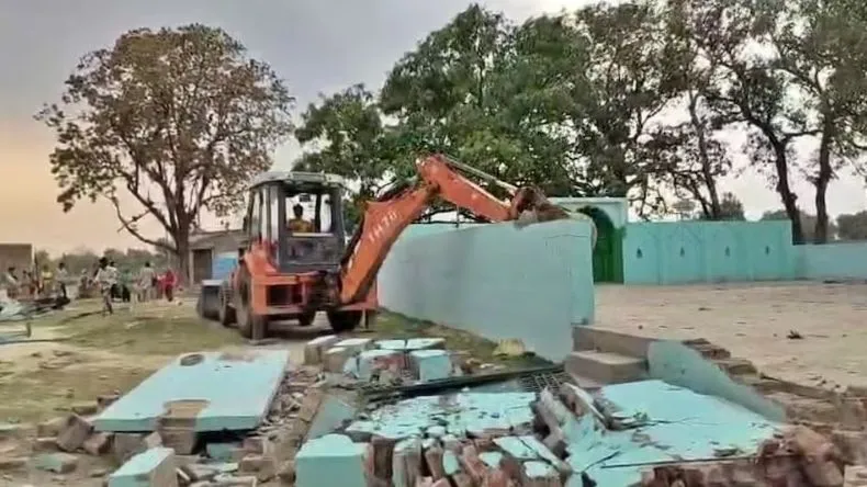 योगी सरकार ने 225 मदरसे, 30 मस्जिदें, 25 मजार और 6 ईदगाहों पर चलाई चाबुक
