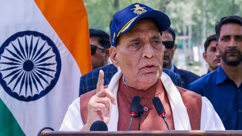 ऑपरेशन सिंदूर सिर्फ ट्रेलर, समय आने पर दुनिया देखेगी पूरी पिक्चर… पाकिस्तानी अजगर को कुचलने पर भुज में राजनाथ सिंह ने सेना में भरा जोश