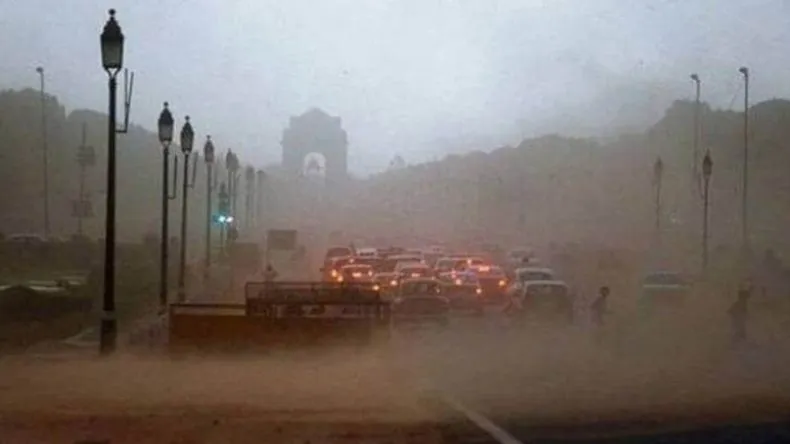 Delhi Dust Storm Today: इंडिया गेट से नोएडा तक धूल का कहर, दिल्ली-NCR में बदला मौसम, हर कोई हैरान